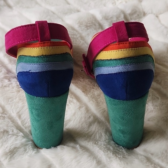 🌈 Rainbow Platform Heels - Picture 3 of 10